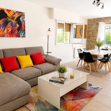 Seaside Haven With Private Garden Near Διαμέρισμα