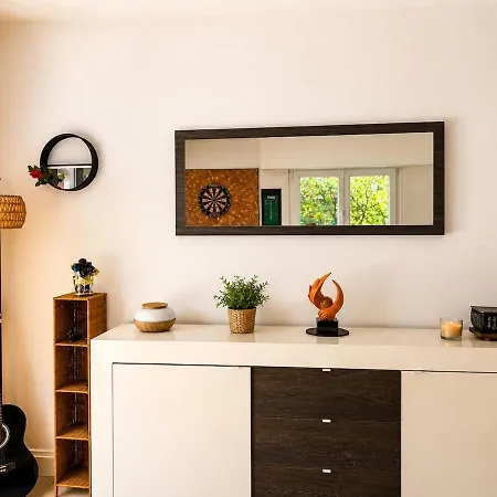 Seaside Haven With Private Garden Near Διαμέρισμα *